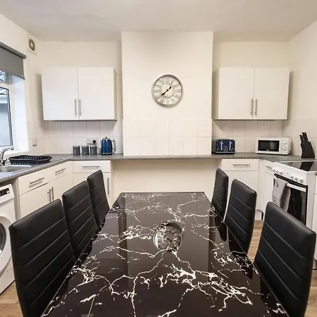 Downend Rd Contractors Long By Shortstayuk Apartment