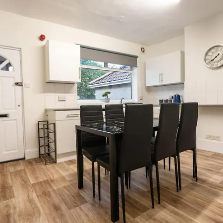 Downend Rd Contractors Long By Shortstayuk Apartment